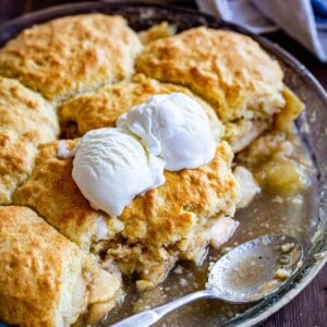 Apple cobbler in a pie pan with ice cream