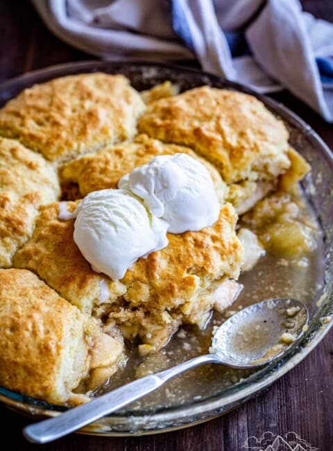 Apple cobbler in a pie pan with ice cream