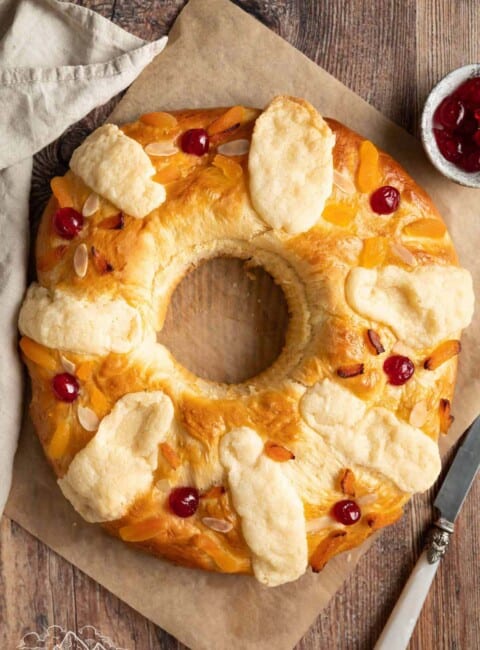Overhead view of rosca de reyes