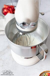 Mixing the cream for fresas con crema