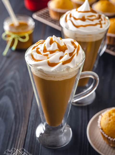 Two caramel brulee lattes with mantecadas