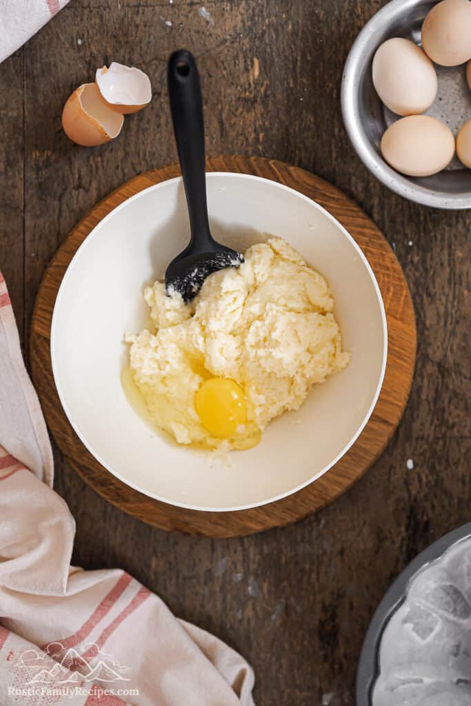 Mixing butter, sugar and eggs in a bowl